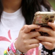 Australia spegne i social ai minori: è tempo di farlo anche in Italia?