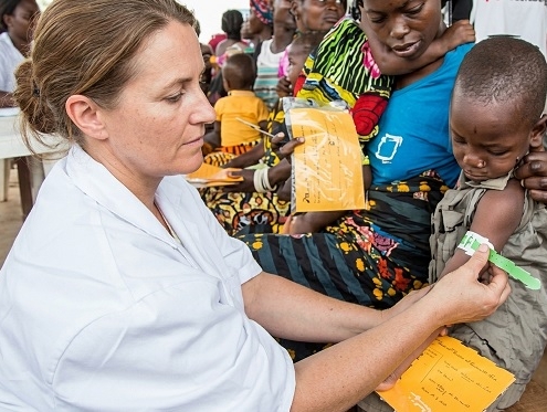 Tagli alla sanità globale mettono a rischio il futuro. Capire che il benessere di ciascuno è legato a quello di tutti.