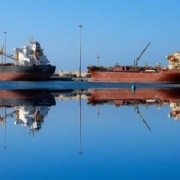 Petrolio, Hormuz e benzina: perché il prezzo alla pompa resta alto? Il mercato continua a temere una nuova interruzione